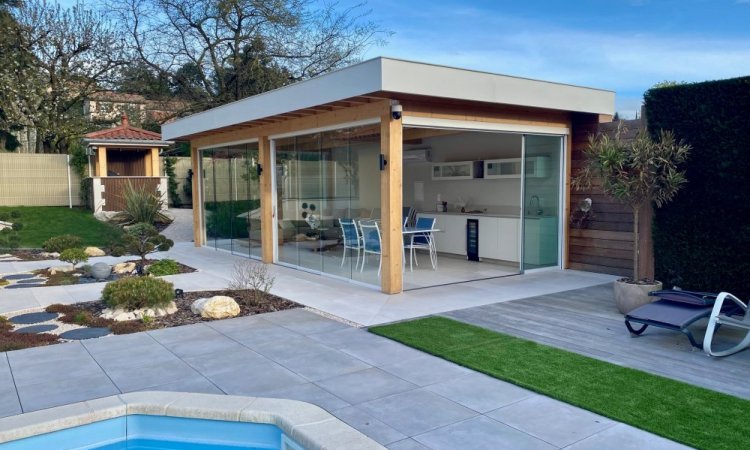 Fermeture complète de pool-house sur mesure : un espace extérieur transformé en véritable lieu de vie proche de Villefranche-sur-Saône