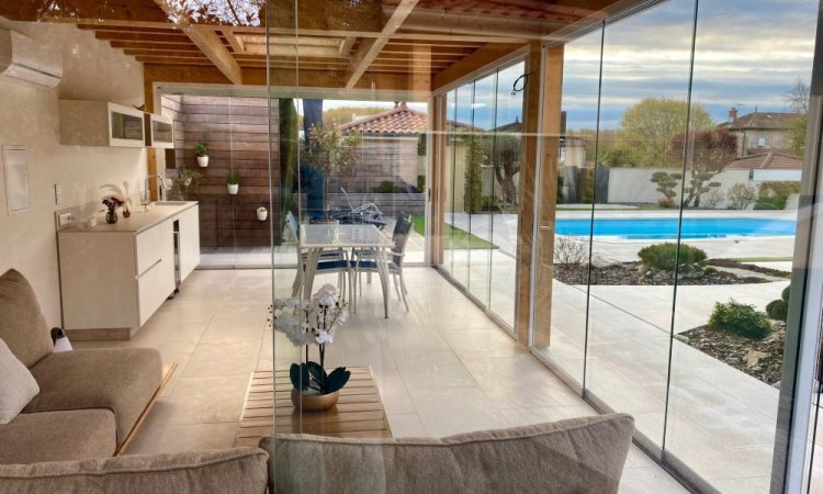 Fermeture complète de pool-house sur mesure : un espace extérieur transformé en véritable lieu de vie proche de Villefranche-sur-Saône