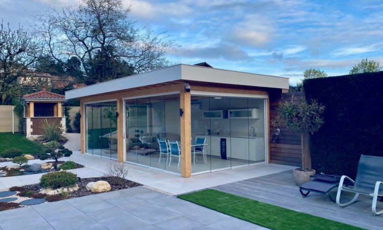 Fermeture complète de pool-house sur mesure : un espace extérieur transformé en véritable lieu de vie proche de Villefranche-sur-Saône