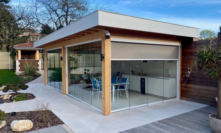 Fermeture complète de pool-house sur mesure : un espace extérieur transformé en véritable lieu de vie proche de Villefranche-sur-Saône