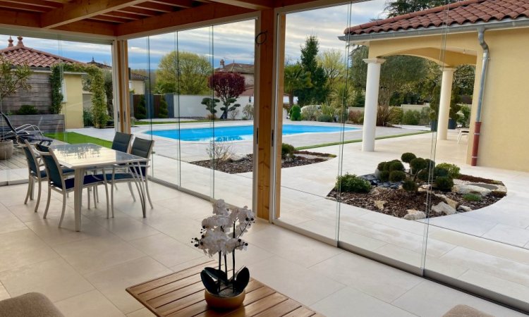 Fermeture complète de pool-house sur mesure : un espace extérieur transformé en véritable lieu de vie proche de Villefranche-sur-Saône