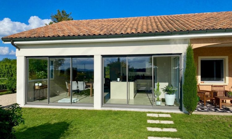 Mise en place de coulissants 3 vantaux dans une villa chaleureuse implantée dans l'Ain (01)