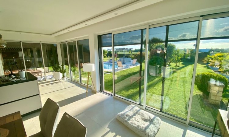 Réalisation d'une extension de terrasse comprenant des coulissants en bicoloration dans une villa chaleureuse implantée dans l'Ain (01)