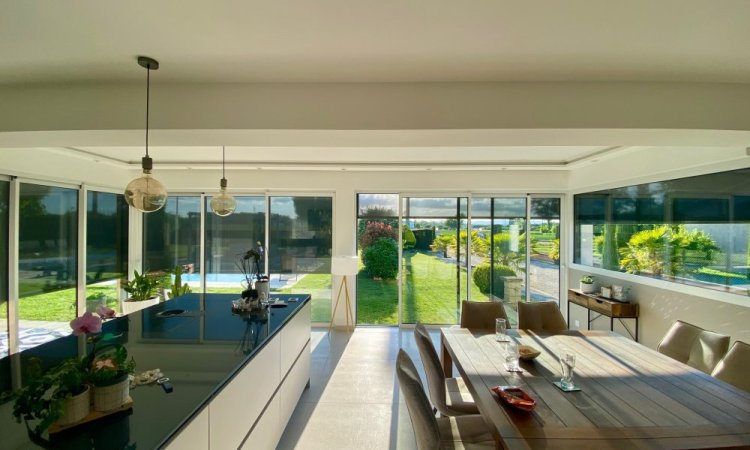Fourniture et pose de stores screen dans une villa chaleureuse implantée dans l'Ain (01)