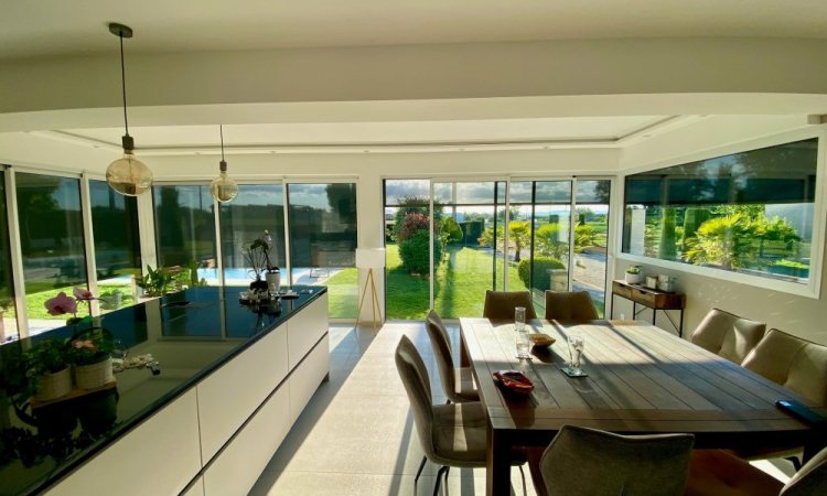 Fourniture et pose de stores screen dans une villa chaleureuse implantée dans l'Ain (01)