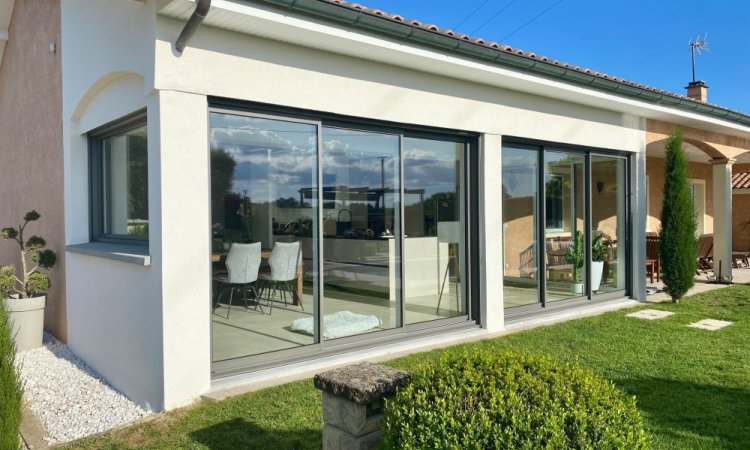 Pose de coulissants 3 vantaux dans une villa chaleureuse implantée dans l'Ain (01)