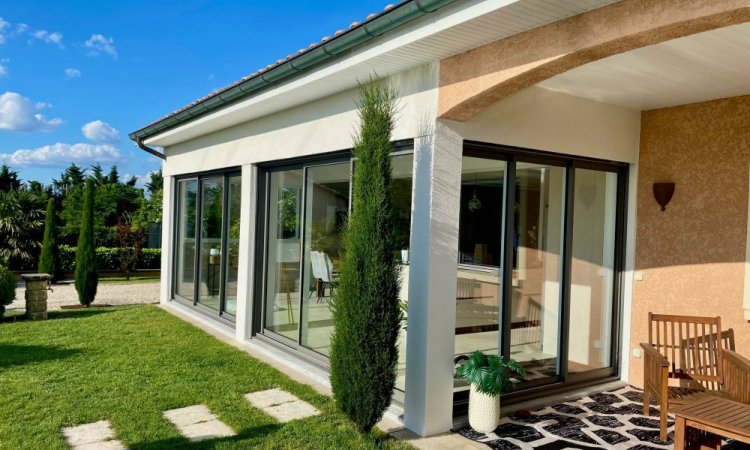 Installation de coulissants 3 vantaux dans une villa chaleureuse implantée dans l'Ain (01)