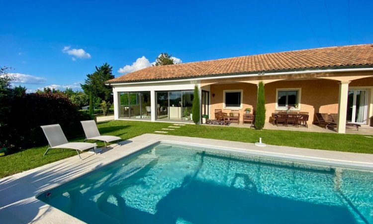 Mise en place de stores screen dans une villa chaleureuse implantée dans l'Ain (01)