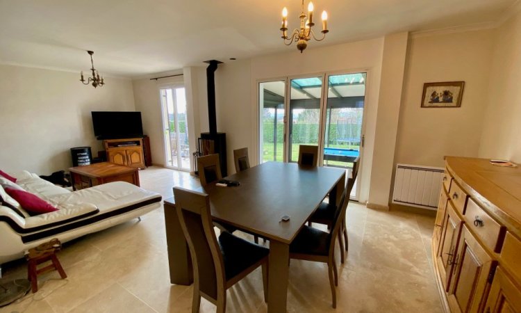 Remplacement d’une baie coulissante par une baie accordéon sur-mesure pour une ouverture totale sur la véranda près de Trévoux (01)