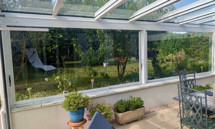 Installation d’une toiture vitrée et fermeture de celle-ci avec des coulissants et des pivotants coulissants entièrement vitrée dans l'Ain (01) 