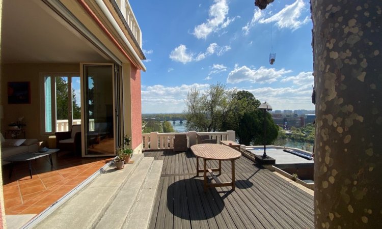 Remplacement d’une baie accordéon en bois par un modèle en aluminium dans une villa surplombant Lyon. 