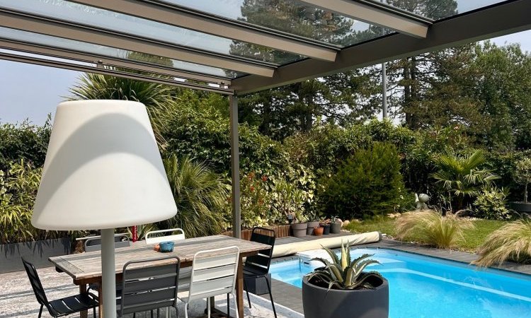 Aménagement d'une pergola avec une toiture entièrement vitrée et mise en place d'un store de toiture dans une magnifique villa à Lyon (69) 