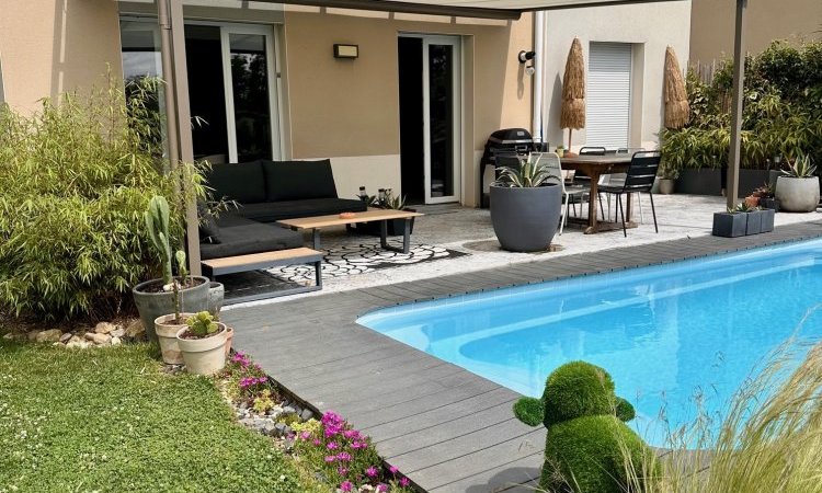Aménagement d'une pergola avec une toiture entièrement vitrée et mise en place d'un store de toiture dans une magnifique villa à Lyon (69) 
