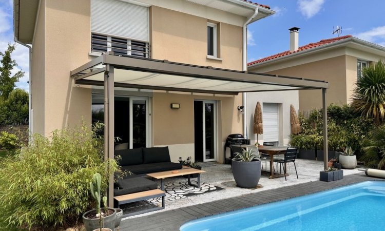 Aménagement d'une pergola avec une toiture entièrement vitrée et mise en place d'un store de toiture dans une magnifique villa à Lyon (69) 