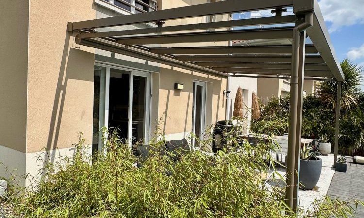 Aménagement d'une pergola avec une toiture entièrement vitrée et mise en place d'un store de toiture dans une magnifique villa à Lyon (69) 
