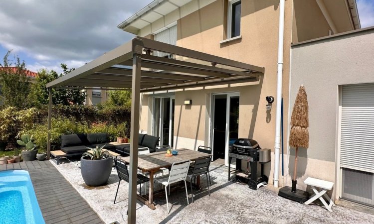 Aménagement d'une pergola avec une toiture entièrement vitrée et mise en place d'un store de toiture dans une magnifique villa à Lyon (69) 
