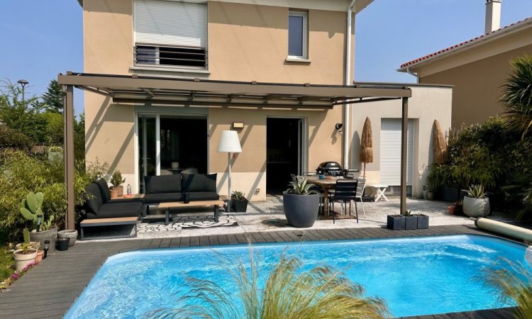 Aménagement d'une pergola avec une toiture entièrement vitrée et mise en place d'un store de toiture dans une magnifique villa à Lyon (69) 
