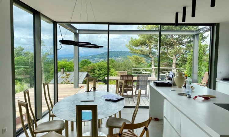 Pose d’un coulissant minimaliste d’angle pour l'extension d'une sublime maison en région Lyonnaise. 