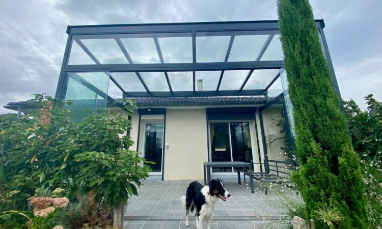 Pose d'une pergola entièrement vitrée à pente inversée à Lyon