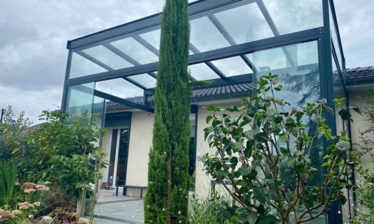 Fourniture et installation d'une pergola entièrement vitrée à pente inversée à Lyon