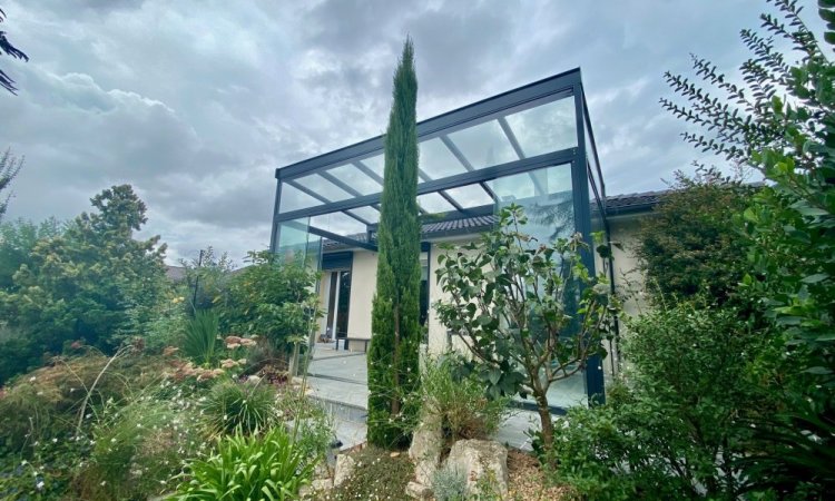 Pose d'une pergola entièrement vitrée à pente inversée près de Lyon