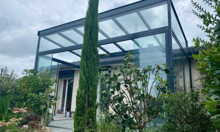 Pose d'une pergola entièrement vitrée à pente inversée à proximité de Lyon