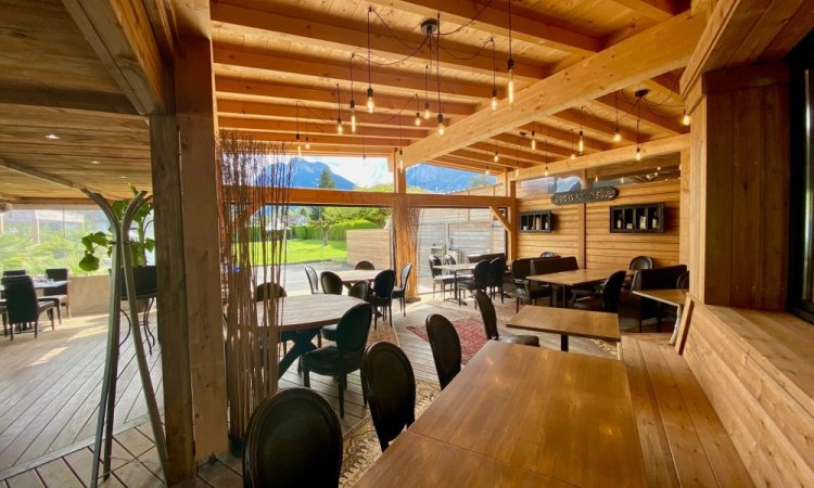 Splendide fermeture de terrasse sur-mesure du Restaurant Chez Ma Cousine situé au bord du Lac d'Annecy (74) 
