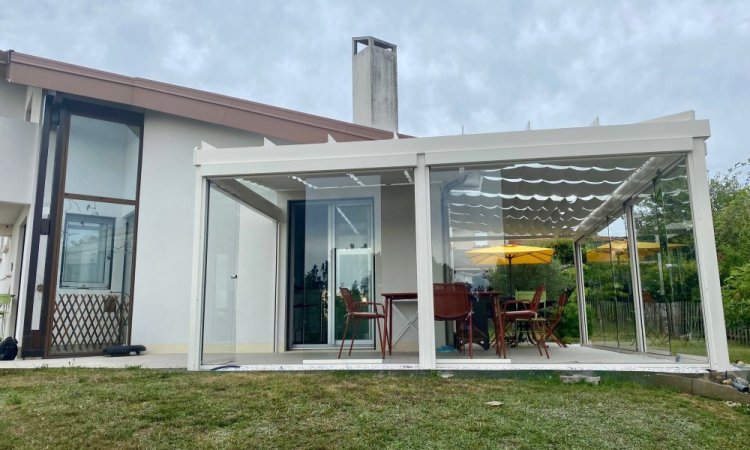 Installation d’une toiture vitrée sur-mesure et de coulissants pivotants : élégance et transparence pour une charmante maison dans l’Ain (01)