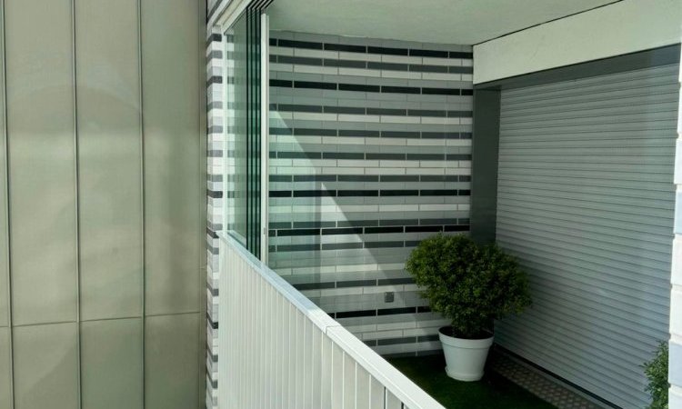 Fermeture de terrasse avec système coulissant tout verre : profiter de sa terrasse plus longtemps à Lyon!