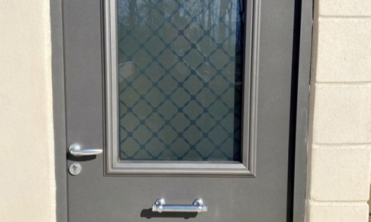 Mise en place d'une porte d'entrée bi matière (Bois/Aluminium) dans une villa contemporaine à Lyon.